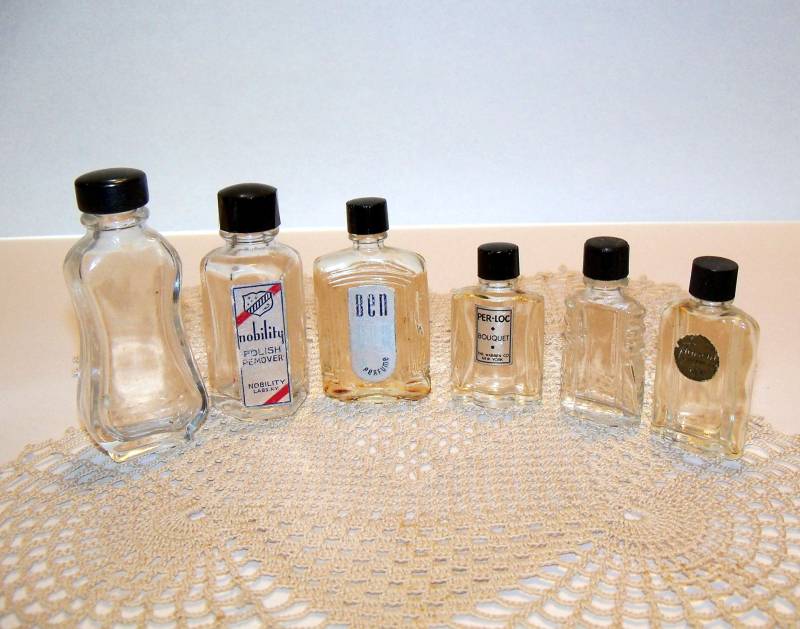 Vintage 1920Er Jahre Glas Parfüm Flaschen, Zelluloid Aufsätze, 6Er-Set Vintage 1920Er Jahre Glas Parfüm Flaschen, Zelluloid Aufsätze, 6Er-Set von Etsy - PinkyAGoGo