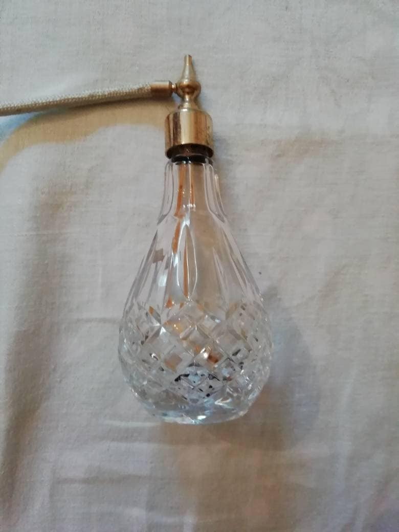 Vintage Geschnitten Glas Parfüm Flasche Blass Blau Puffer Vintage Geschnitten Glas Parfüm Flasche Blass Blau Puffer von Etsy - Pollyvintagera