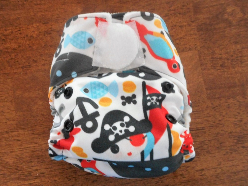 Piraten-Neugeborene Aio-Windel von Etsy - PoopsnGigglesDiapers