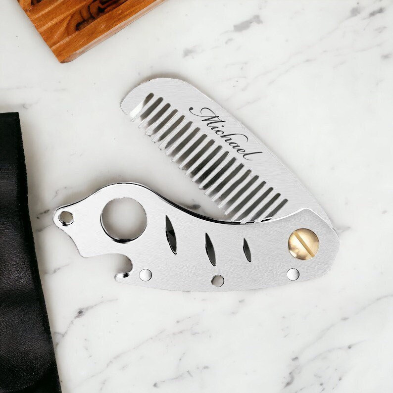 Personalisierter Kamm Individuell Gravierte Kämme Haar Bart Trauzeugen Geschenk Für Ihn Papa Freund Männer Sohn Flaschenöffner Bachelor Barber Personalisierter Kamm Individuell Gravierte Kämme Haar Bart Trauzeugen Geschenk Für Ihn Papa Freund Männer Sohn Flaschenöffner Bachelor Barber von Etsy - PrecisionMemory