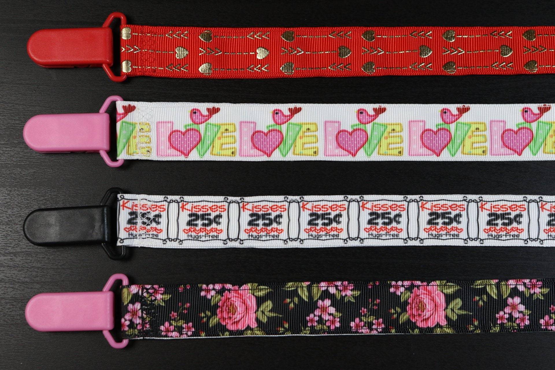 Schnullerclip Herzen, Rosen, Liebe & Küsse | Baby Mädchenband Paci Halter, Shower Geschenk, Binky Mam Soothie Schnullerclip Herzen, Rosen, Liebe & Küsse | Baby Mädchenband Paci Halter, Shower Geschenk, Binky Mam Soothie von Etsy - PrettyBittyBabyGoods