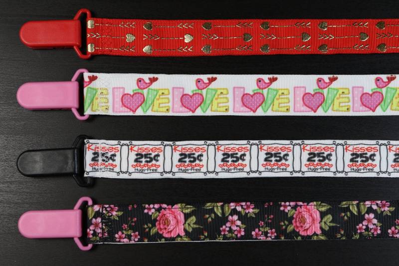 Schnullerclip Herzen, Rosen, Liebe & Küsse | Baby Mädchenband Paci Halter, Shower Geschenk, Binky Mam Soothie von Etsy - PrettyBittyBabyGoods