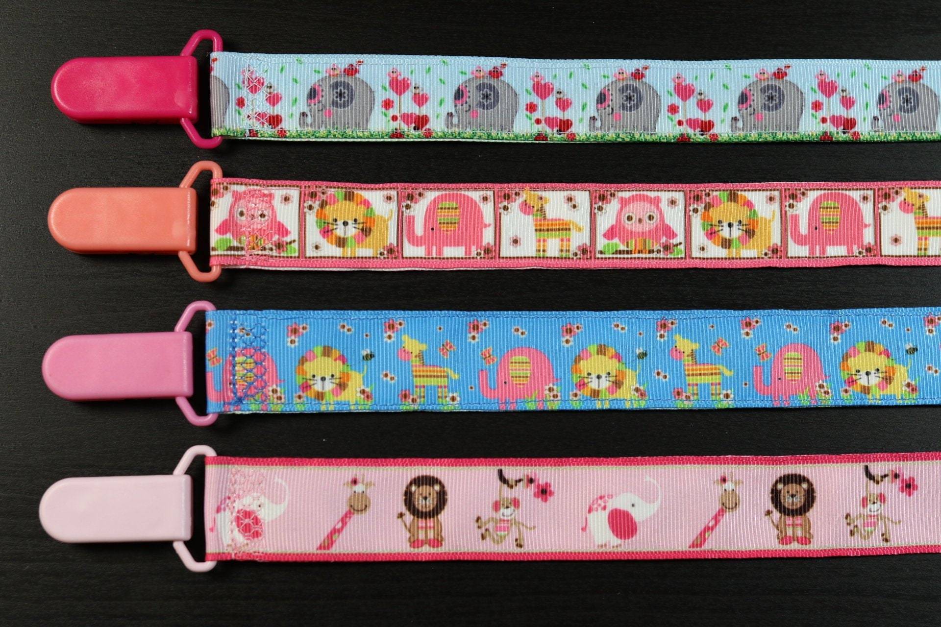 Schnullerkette Dschungeltiere Elefant Löwe Tiger Giraffe Affe | Mädchen Band Paci Halter, Baby Shower Geschenk, Binky Soothie Mam Nuk Schnuller Schnullerkette Dschungeltiere Elefant Löwe Tiger Giraffe Affe | Mädchen Band Paci Halter, Baby Shower Geschenk, Binky Soothie Mam Nuk Schnuller von Etsy - PrettyBittyBabyGoods