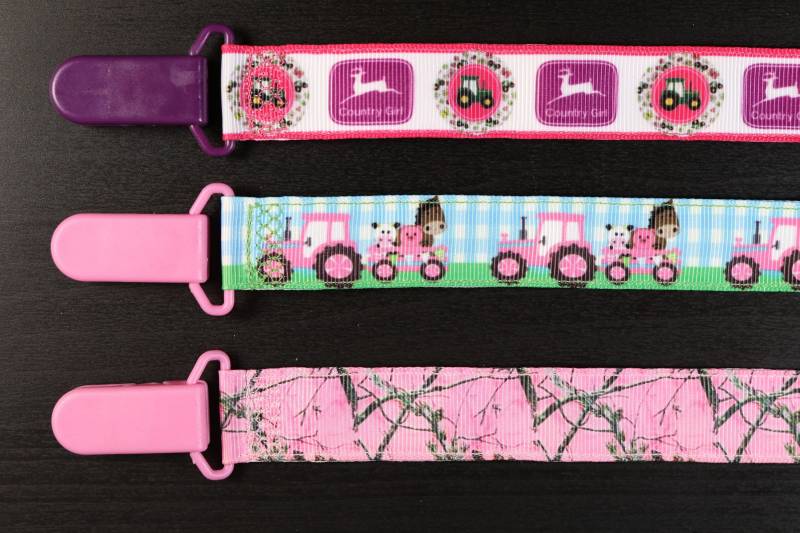 Schnullerkette John Deere - Traktor Bauernhoftiere Camo | Mädchen Band Paci Inhaber, Baby-Dusche-Geschenk, Binky Soothie Mam Nuk von Etsy - PrettyBittyBabyGoods