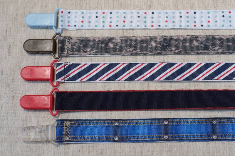 Schnullerkette Polka Dot - Camo Streifen Jeansblau Marineblau | Junge Band Paci Halter, Baby Shower Geschenk, Binky Soothie Mam von Etsy - PrettyBittyBabyGoods
