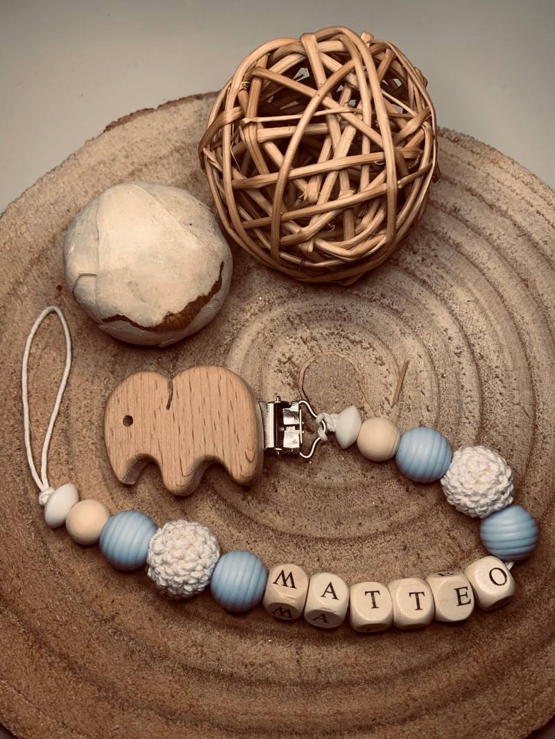 Handgemachte Schnullerkette Blau/Weiß | Individuell, Personalisierbar Und Ein Echtes Unikat Handgemachte Schnullerkette Blau/Weiß | Individuell, Personalisierbar Und Ein Echtes Unikat von Etsy - PrettyThingSB