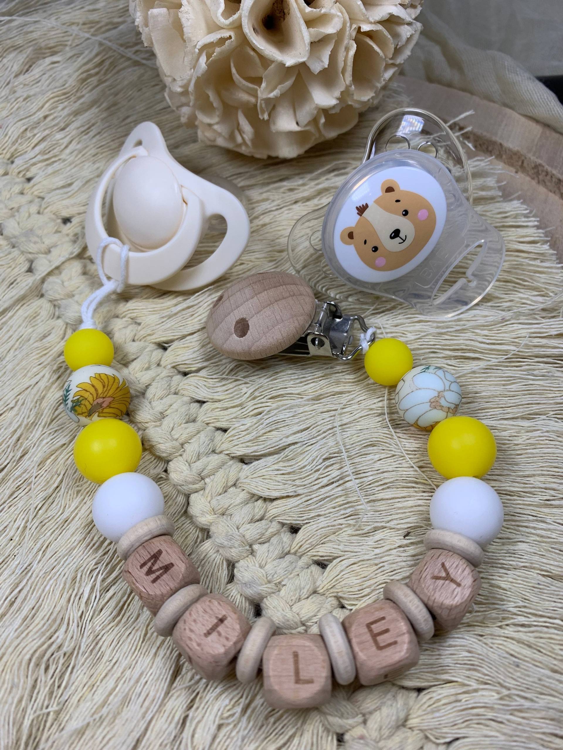 Handgemachte Schnullerkette Mit Namen | Gelb/Weiß Individuell, Personalisierbar Und Ein Echtes Unikat von Etsy - PrettyThingSB
