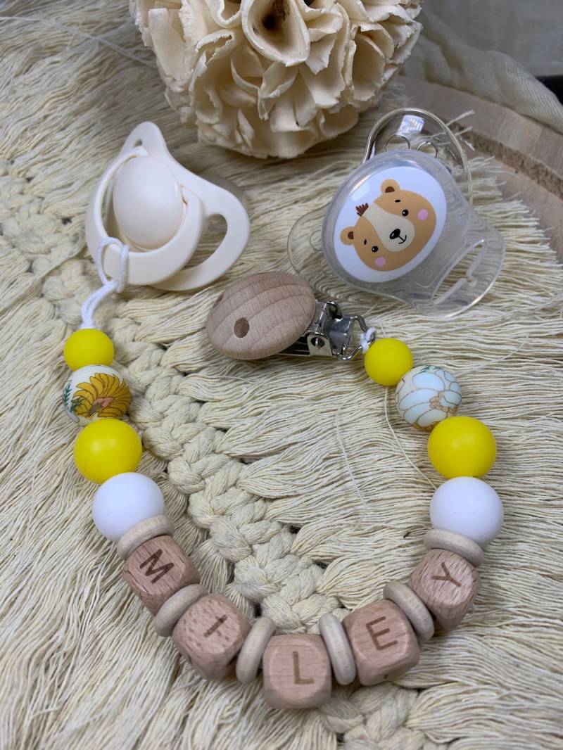 Handgemachte Schnullerkette Mit Namen | Gelb/Weiß Individuell, Personalisierbar Und Ein Echtes Unikat von Etsy - PrettyThingSB
