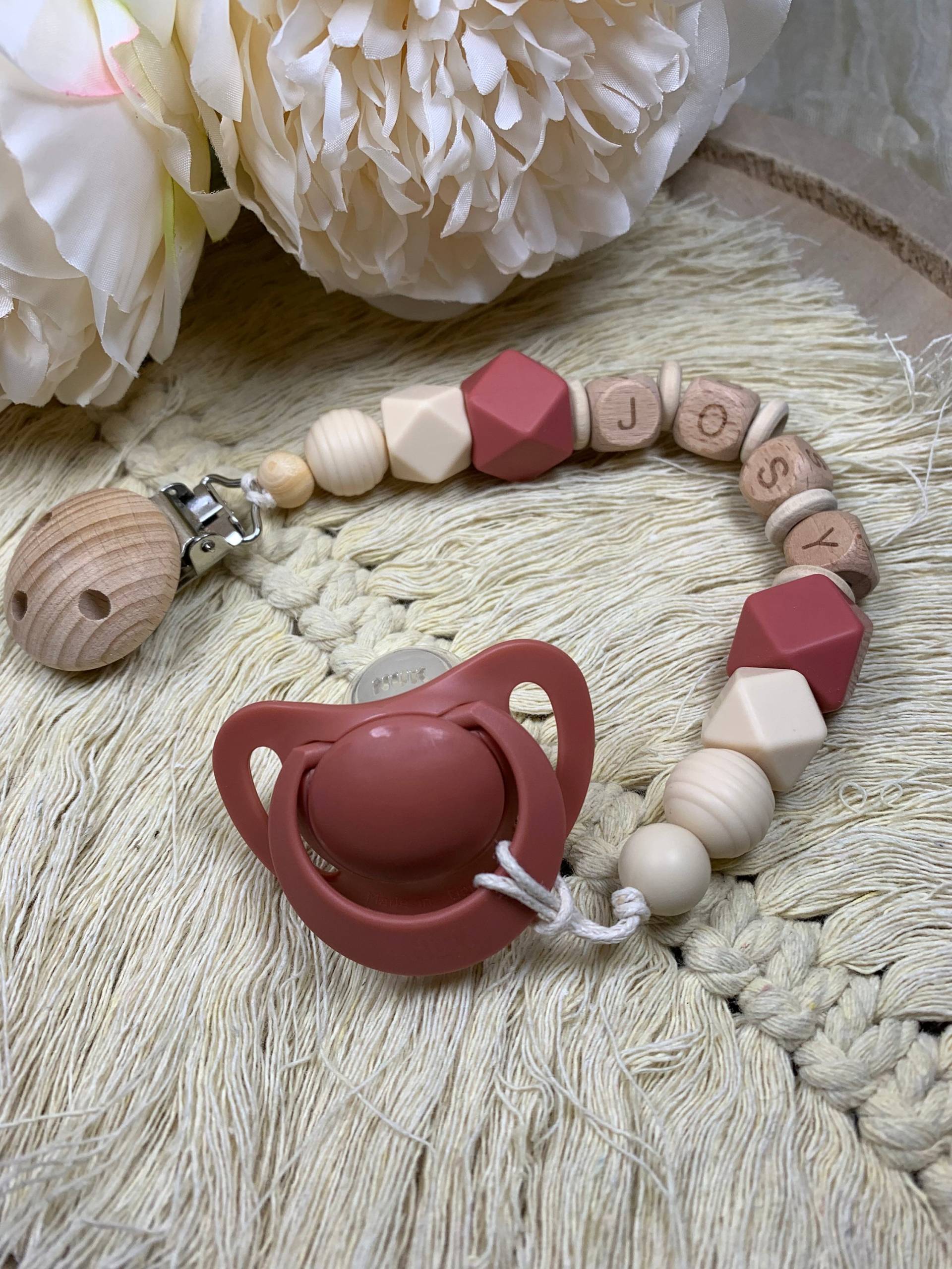 Handgemachte Schnullerkette Mit Namen | Weinrot Individuell, Personalisierbar Und Ein Echtes Unikat von Etsy - PrettyThingSB