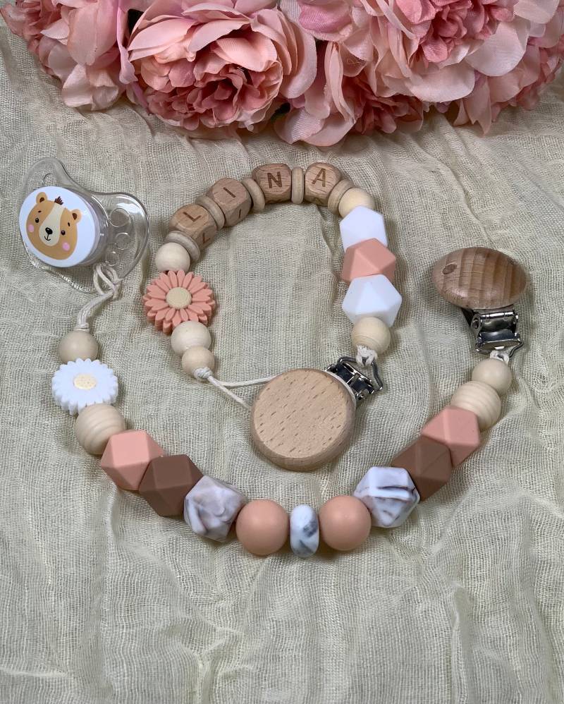 Handgemachte Schnullerkette Mit Rosefarbenem Gänseblümchen | Individuell, Personalisierbar Und Ein Echtes Unikat von Etsy - PrettyThingSB