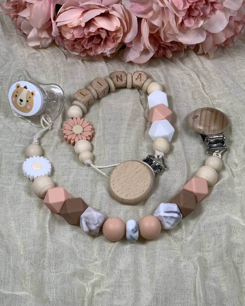 Handgemachte Schnullerkette Mit Rosefarbenem Gänseblümchen | Individuell, Personalisierbar Und Ein Echtes Unikat Handgemachte Schnullerkette Mit Rosefarbenem Gänseblümchen | Individuell, Personalisierbar Und Ein Echtes Unikat von Etsy - PrettyThingSB