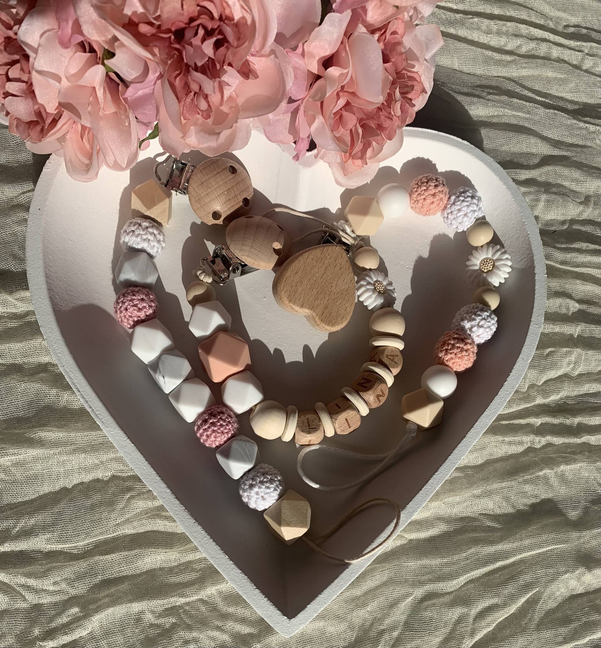 Handgemachte Schnullerkette Rose/Weiß | Individuell, Personalisierbar Und Ein Echtes Unikat Handgemachte Schnullerkette Rose/Weiß | Individuell, Personalisierbar Und Ein Echtes Unikat von Etsy - PrettyThingSB