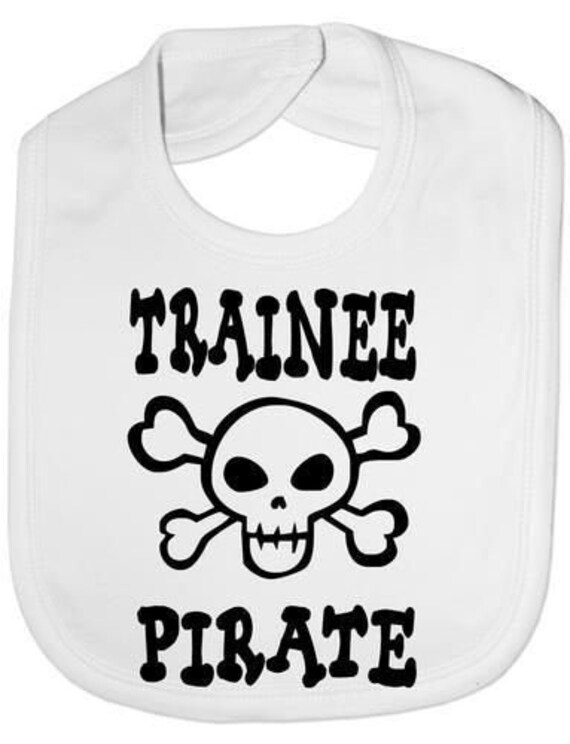 Trainee Piraten Schädel & Kreuzknochen Lustige Babygrow Babys Geschenk Junge Mädchen Weste Trainee Piraten Schädel & Kreuzknochen Lustige Babygrow Babys Geschenk Junge Mädchen Weste von Etsy - Print4ustore