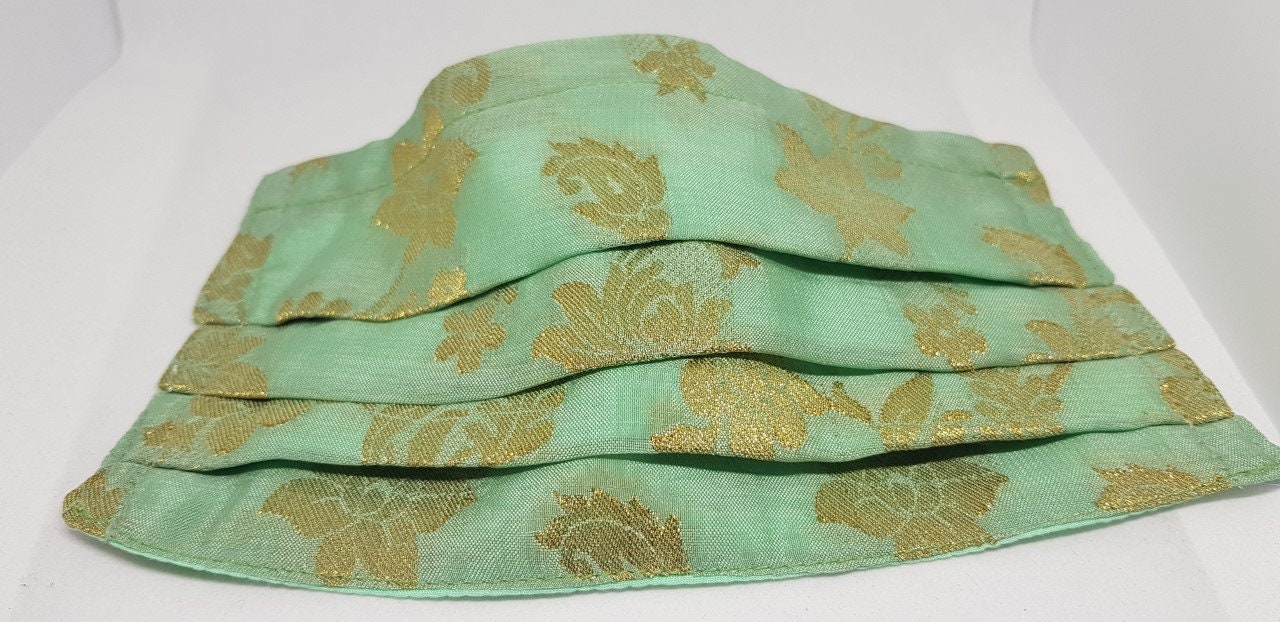 Formelle Handgemachte Gesichtsmaske, Wiederverwendbar, Zweilagig Mit Nasendraht - Brokat Mint/Traubengrüne Seide Und Gold Formelle Handgemachte Gesichtsmaske, Wiederverwendbar, Zweilagig Mit Nasendraht - Brokat Mint/Traubengrüne Seide Und Gold von Etsy - ProudIdeas