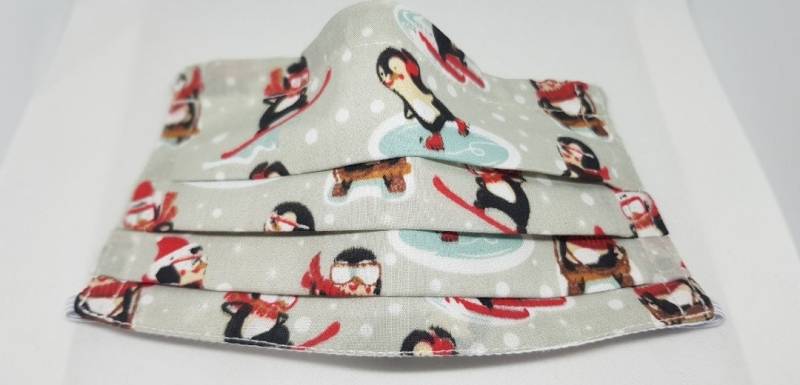 Handgefertigte Gesichtsmaske, Wiederverwendbar, Baumwolle, Doppelt Gelegt Mit Nasendraht - Festive Pinguin Grau von Etsy - ProudIdeas