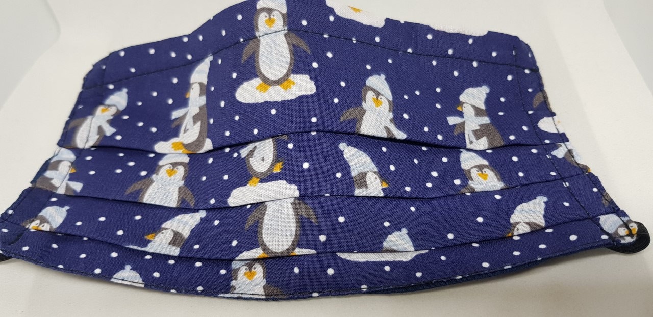 Handgemachte Gesichtsmaske, Wiederverwendbar, Doppelte Schicht Baumwolle Mit Nasenbügel - Festive Pinguin Navy Handgemachte Gesichtsmaske, Wiederverwendbar, Doppelte Schicht Baumwolle Mit Nasenbügel - Festive Pinguin Navy von Etsy - ProudIdeas