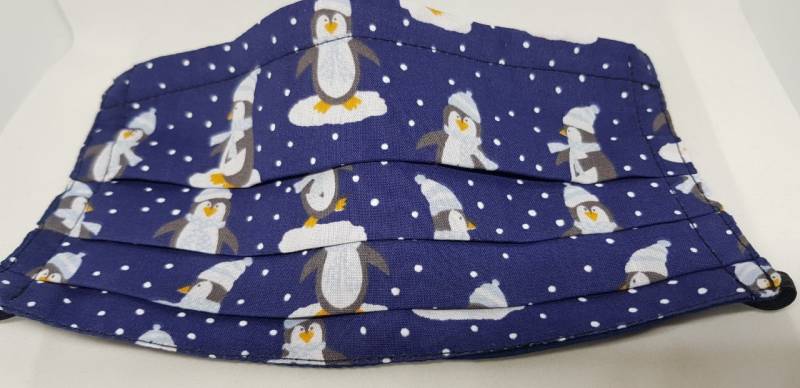 Handgemachte Gesichtsmaske, Wiederverwendbar, Doppelte Schicht Baumwolle Mit Nasenbügel - Festive Pinguin Navy von Etsy - ProudIdeas
