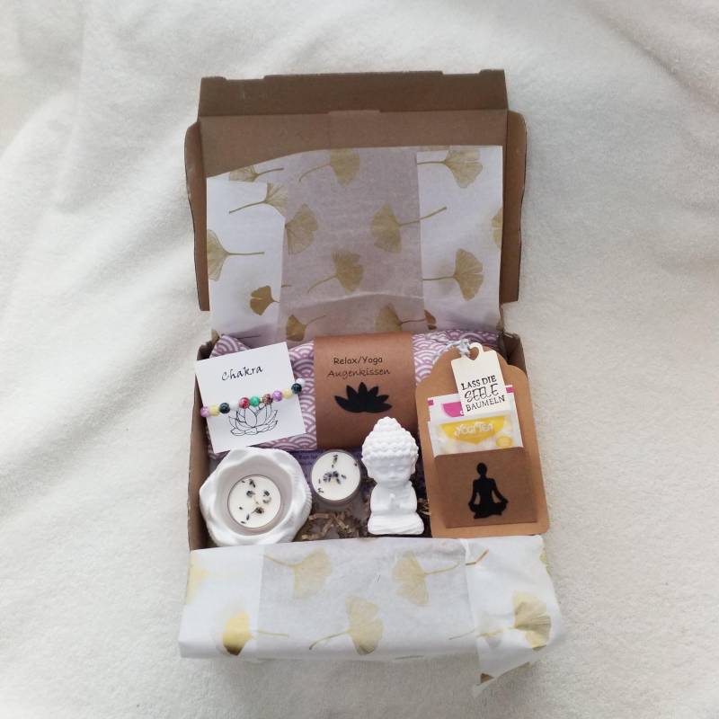 Yoga/Entspannungs - Geschenkbox Mit Lavendel/Raps Augenkissen, Duftkerze, Buda, Kerzenhalter Und Tee Yoga/Entspannungs - Geschenkbox Mit Lavendel/Raps Augenkissen, Duftkerze, Buda, Kerzenhalter Und Tee von Etsy - Pueppipapp