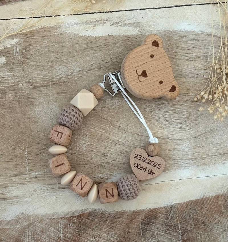 Personalisierte Schnullerkette Mit Namen Für Jungen Und Mädchen | Clip Teddy Häkelperlen Geschenk Zur Taufe, Geburt Oder Babyparty Personalisierte Schnullerkette Mit Namen Für Jungen Und Mädchen | Clip Teddy Häkelperlen Geschenk Zur Taufe, Geburt Oder Babyparty von Etsy - PureDesignBabyHerz