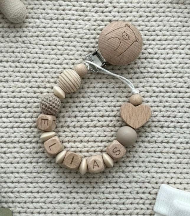 Personalisierte Schnullerkette Mit Namen Für Mädchen Und Jungen| Häkelperlen, Holz & Silikon Geschenk Zur Taufe, Geburt Oder Babyparty Personalisierte Schnullerkette Mit Namen Für Mädchen Und Jungen| Häkelperlen, Holz & Silikon Geschenk Zur Taufe, Geburt Oder Babyparty von Etsy - PureDesignBabyHerz