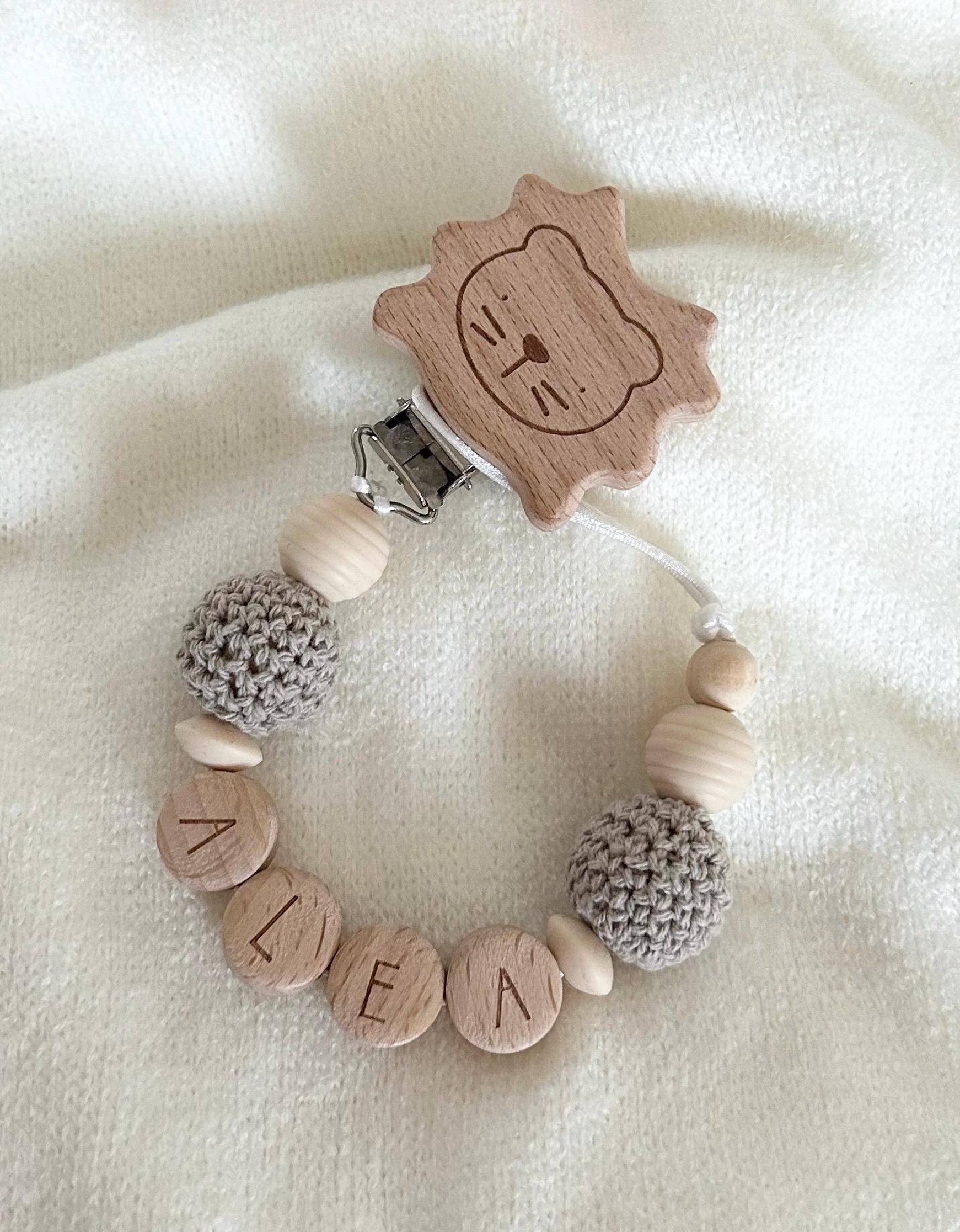 Personalisierte Schnullerkette in Beige Tönen Mit Holz Und Häkelperlen Für Jungen Mädchen/Clip Löwe Wunschnamen Geschenkidee von Etsy - PureDesignBabyHerz