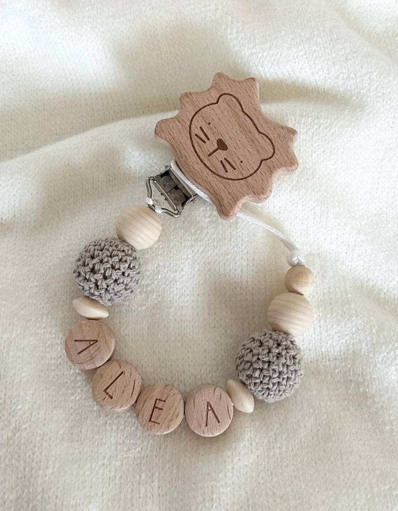 Personalisierte Schnullerkette in Beige Tönen Mit Holz Und Häkelperlen Für Jungen Mädchen/Clip Löwe Wunschnamen Geschenkidee von Etsy - PureDesignBabyHerz