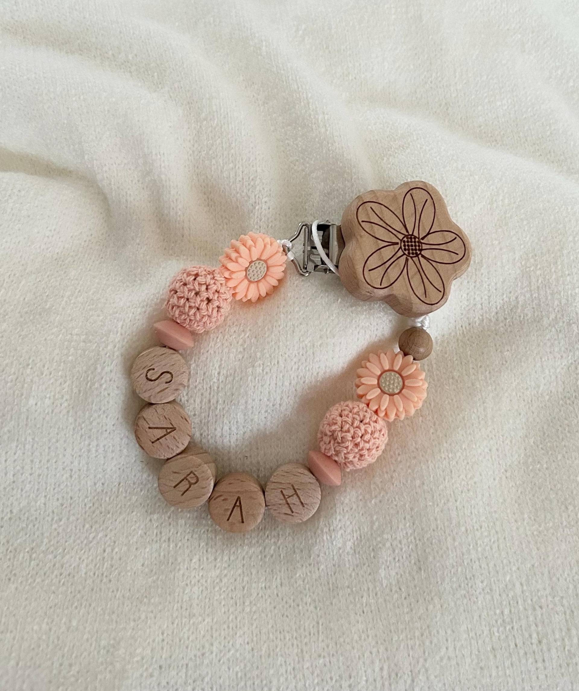 Schnullerkette Mit Namen Für Mädchen Blume in Apricot | Personalisierte Babygeschenke Holz & Silikon Geschenk Zur Geburt Oder Taufe Schnullerkette Mit Namen Für Mädchen Blume in Apricot | Personalisierte Babygeschenke Holz & Silikon Geschenk Zur Geburt Oder Taufe von Etsy - PureDesignBabyHerz