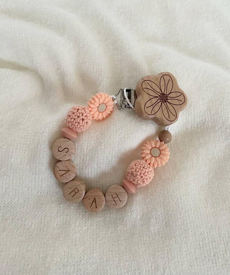 Schnullerkette Mit Namen Für Mädchen Blume in Apricot | Personalisierte Babygeschenke Holz & Silikon Geschenk Zur Geburt Oder Taufe Schnullerkette Mit Namen Für Mädchen Blume in Apricot | Personalisierte Babygeschenke Holz & Silikon Geschenk Zur Geburt Oder Taufe von Etsy - PureDesignBabyHerz
