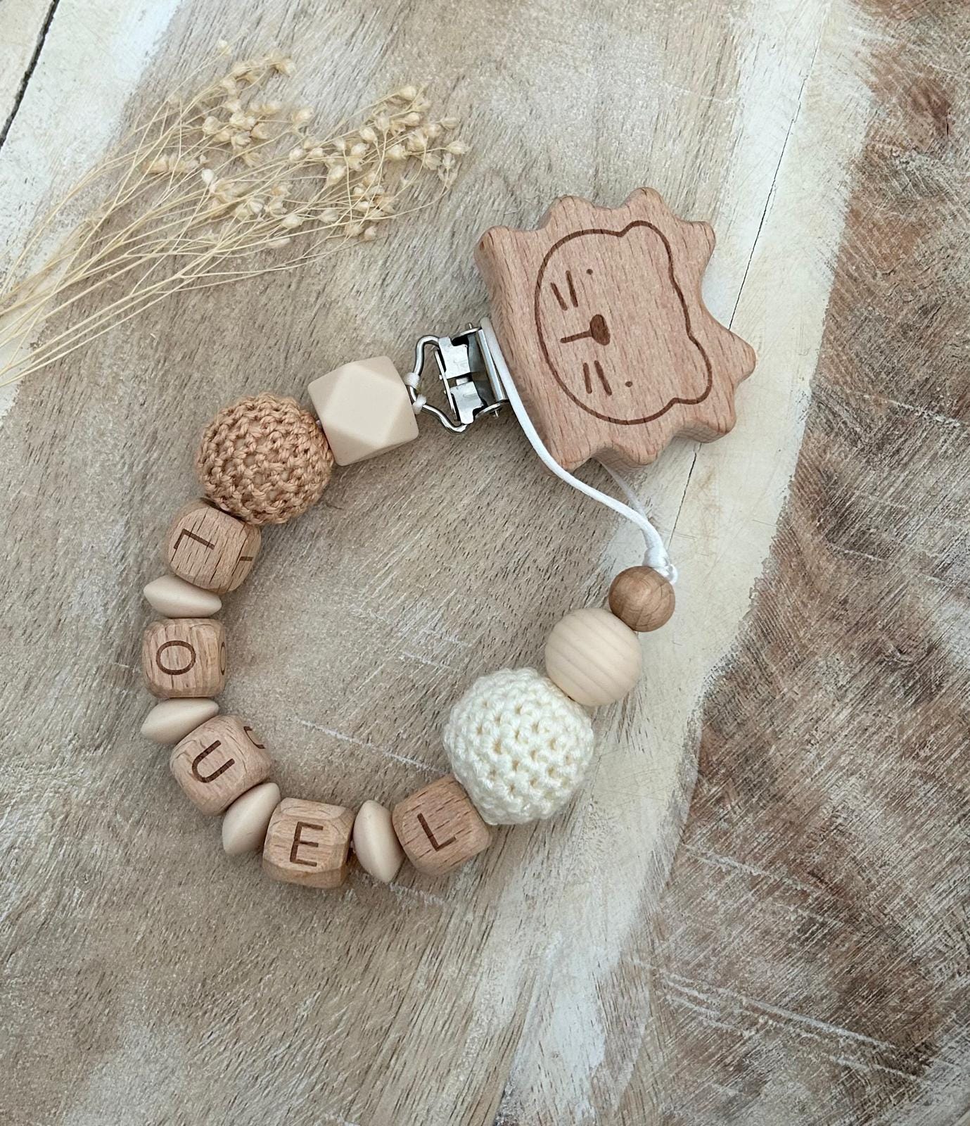 Schnullerkette Mit Namen Löwe | Personalisierte Babygeschenke Holz & Silikon Geschenk Zur Geburt Oder Taufe Handgemacht von Etsy - PureDesignBabyHerz