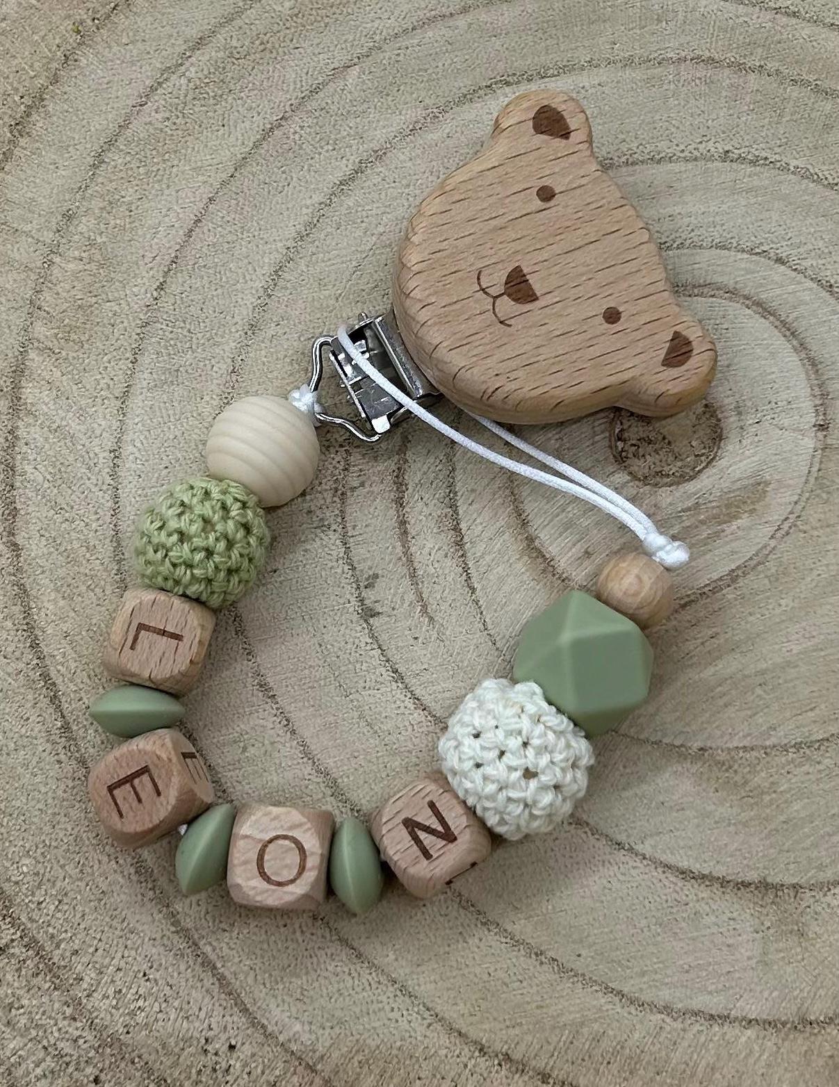 Schnullerkette Mit Namen Personalisiert Graviert Geschenk Taufe/Geburt Verschiedene Schriftarten Clips Babygeschenk Schnullerkette Mit Namen Personalisiert Graviert Geschenk Taufe/Geburt Verschiedene Schriftarten Clips Babygeschenk von Etsy - PureDesignBabyHerz