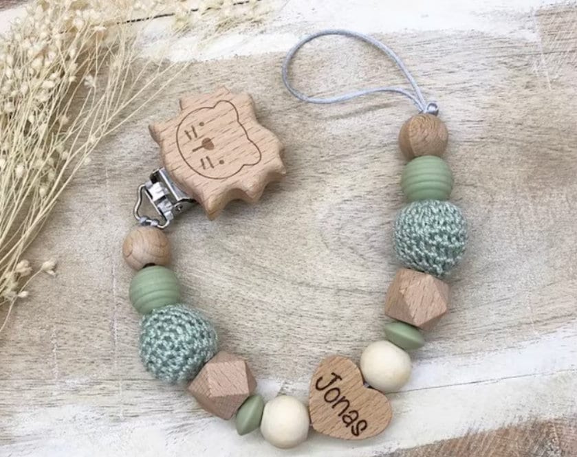 Schnullerkette Mit Namen Personalisiert Graviert Geschenk Taufe/Geburt Verschiedene Schriftarten Clips Babygeschenk Taufgeschenk Schnullerkette Mit Namen Personalisiert Graviert Geschenk Taufe/Geburt Verschiedene Schriftarten Clips Babygeschenk Taufgeschenk von Etsy - PureDesignBabyHerz