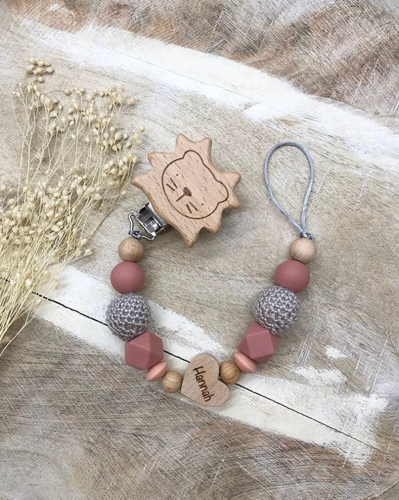 Schnullerkette Geschenk Taufe/Geburt Verschiedene Schriftarten Clips Schnullerkette Geschenk Taufe/Geburt Verschiedene Schriftarten Clips von Etsy - PureDesignBabyHerz