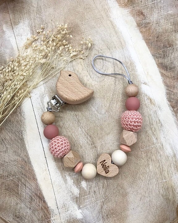 Schnullerkette Mit Namen Personalisiert Graviert Geschenk Taufe/Geburt Verschiedene Schriftarten Clips Babygeschenk Taufgeschenk Schnullerkette Mit Namen Personalisiert Graviert Geschenk Taufe/Geburt Verschiedene Schriftarten Clips Babygeschenk Taufgeschenk von Etsy - PureDesignBabyHerz