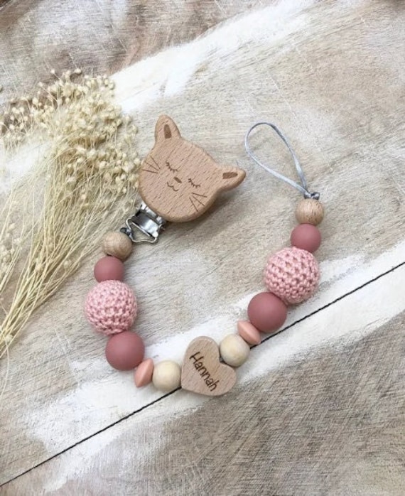 Schnullerkette Mit Namen Personalisiert Graviert Geschenk Taufe/Geburt Verschiedene Schriftarten Clips Schnullerkette Mit Namen Personalisiert Graviert Geschenk Taufe/Geburt Verschiedene Schriftarten Clips von Etsy - PureDesignBabyHerz