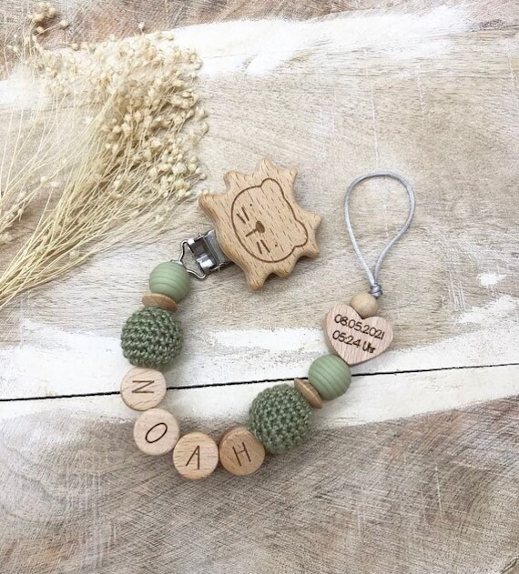 Schnullerkette Mit Namen Personalisiert Graviert Geschenk Taufe/Geburt Verschiedene Schriftarten Clips Babygeschenk Schnullerkette Mit Namen Personalisiert Graviert Geschenk Taufe/Geburt Verschiedene Schriftarten Clips Babygeschenk von Etsy - PureDesignBabyHerz