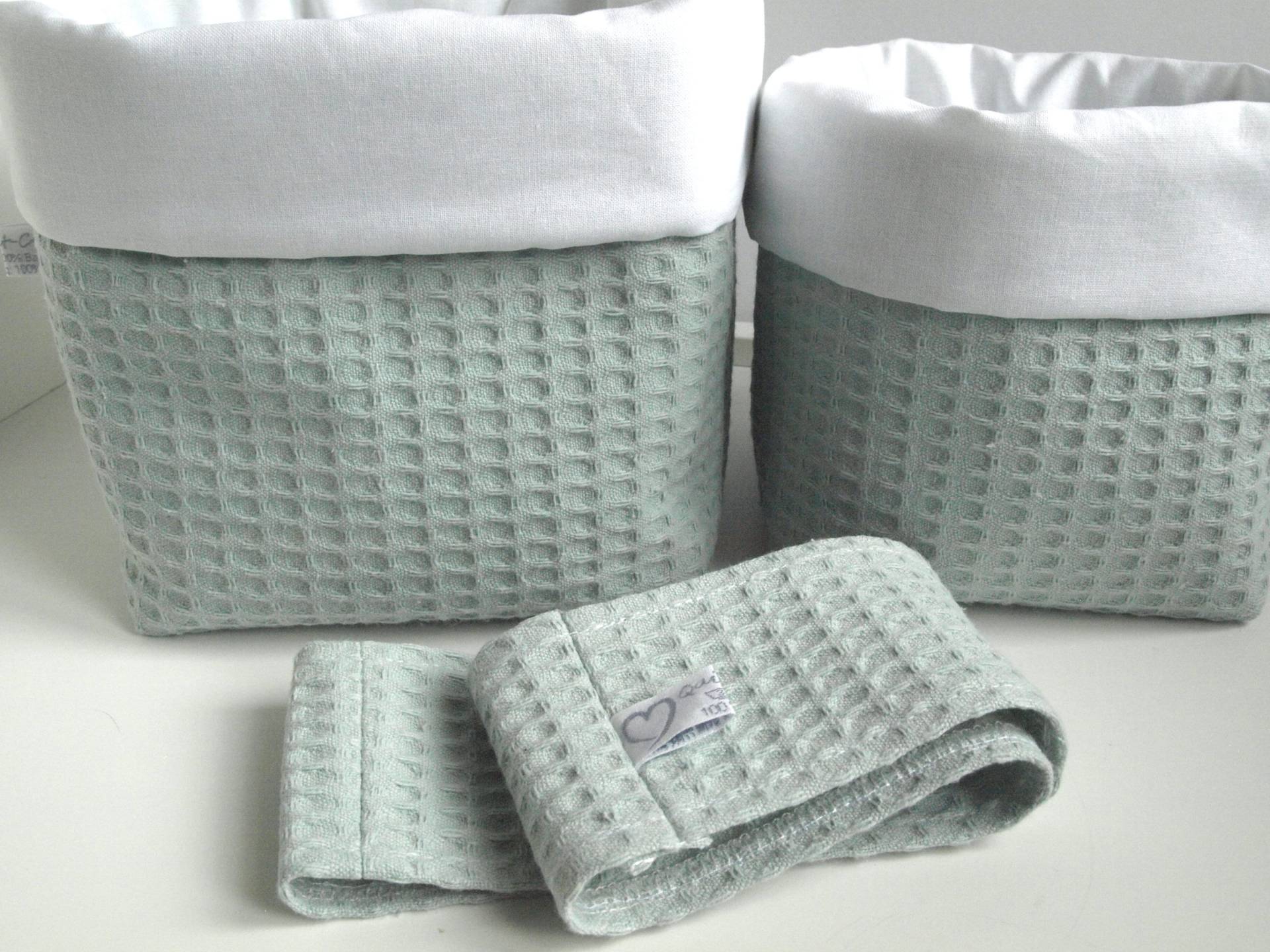 Ab 11, 95 Euro, Waffelpique Dusty Mint/Weiss, Utensilo, Stoffkörbe, Utensilos, Feuchttücherbox Bezug Ab 11, 95 Euro, Waffelpique Dusty Mint/Weiss, Utensilo, Stoffkörbe, Utensilos, Feuchttücherbox Bezug von Etsy - QuiltCottageLove