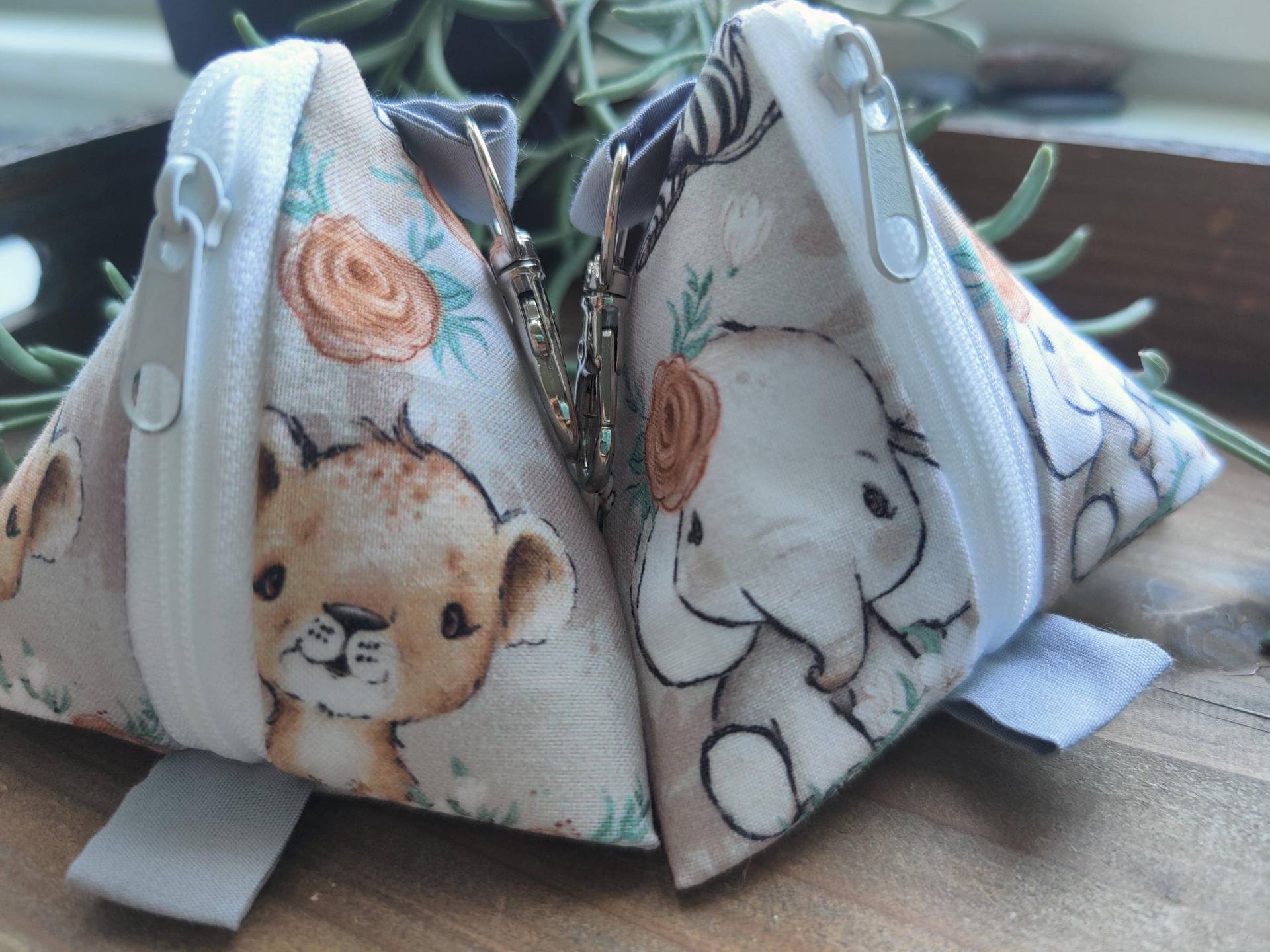 Schnullertasche, Pyramidentasche Mit Karabiner, Auswahl, Tierbabys, Elefant, Löwe, Fuchs von Etsy - QuiltCottageLove