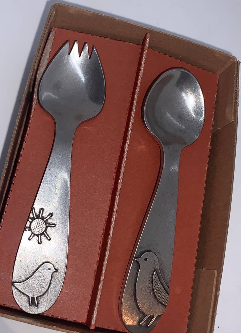 Beehive Baby Spork Und Fütterungslöffel, Niedliches Vogel-Sun-Motiv, Neu Im Karton, Hergestellt in Den Usa, Bienenstock-Küchengeschirr, Zinn von Etsy - QuiltsAndTreasuresJ