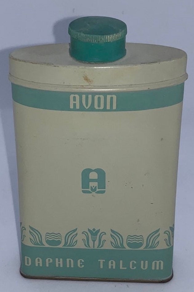 Vintage Avon Daphne Talcum, Talkpuder Dose, 2, 75 Unzen, Antikes Avon-Produkt, Niedliches Badezimmer-Waschprogramm, Hergestellt in Den Usa Vintage Avon Daphne Talcum, Talkpuder Dose, 2, 75 Unzen, Antikes Avon-Produkt, Niedliches Badezimmer-Waschprogramm, Hergestellt in Den Usa von Etsy - QuiltsAndTreasuresJ