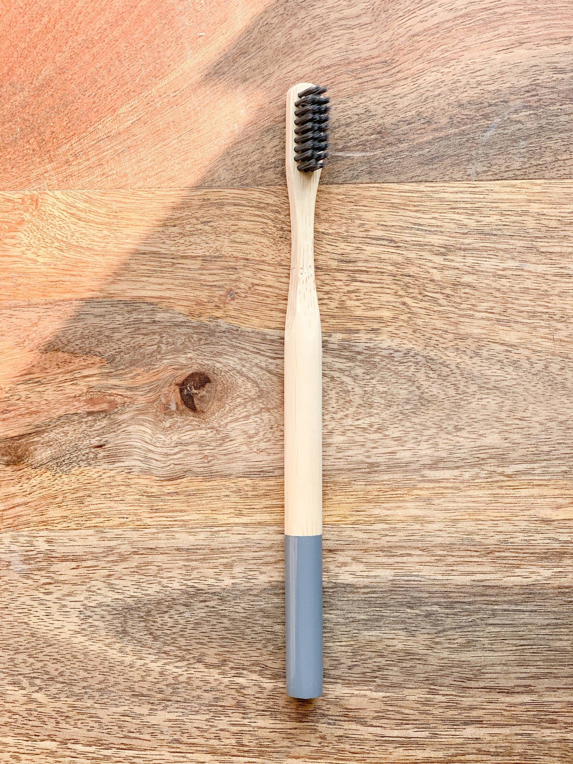 Packung Mit Langlebigen Grauen Bambuszahnbürsten, Schuppenresistent, 100% Biologisch Abbaubar, Kunststoffalternative, Umweltfreundliche Weiche Packung Mit Langlebigen Grauen Bambuszahnbürsten, Schuppenresistent, 100% Biologisch Abbaubar, Kunststoffalternative, Umweltfreundliche Weiche von Etsy - RDHopes