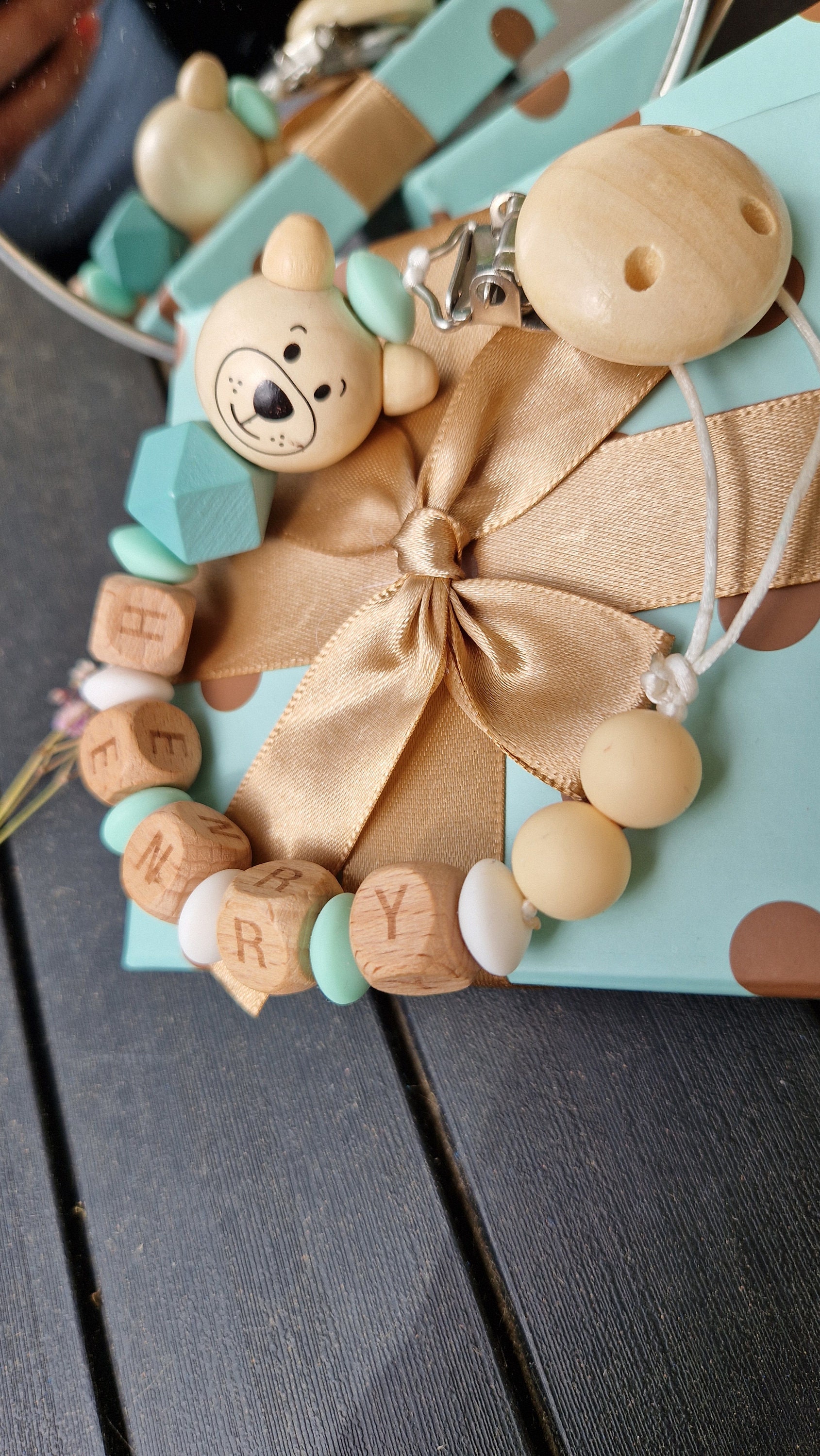 Personalisierte Schnullerkette | Aus Echtem Holz, Schadstofffrei Bpa Frei Bär Motiv Geschenk Zur Taufe| Geburt Freude Personalisierte Schnullerkette | Aus Echtem Holz, Schadstofffrei Bpa Frei Bär Motiv Geschenk Zur Taufe| Geburt Freude von Etsy - RGdesignn