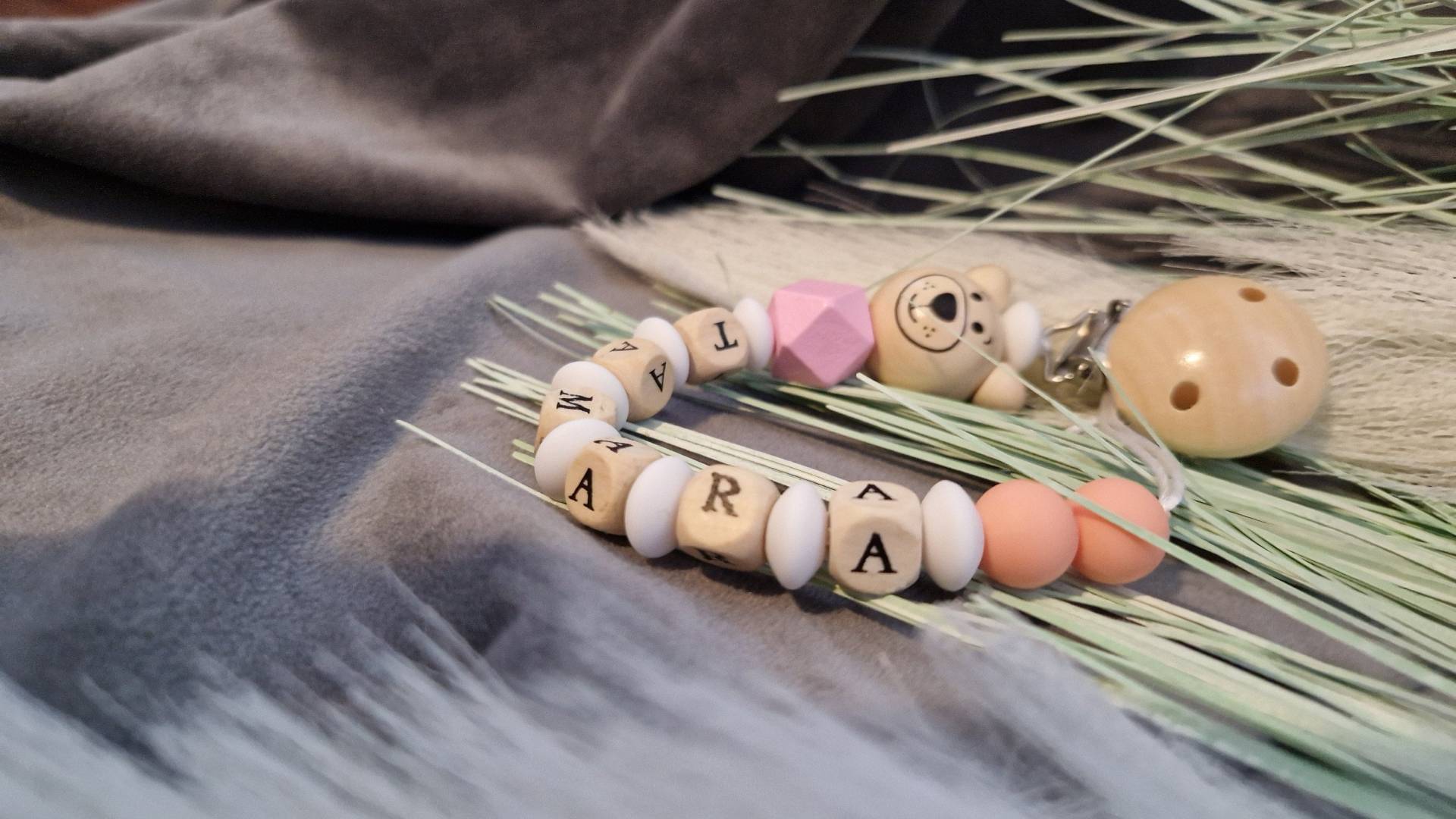 Personalisierte Schnullerkette Nach Ihrem Wunsch Perfekt Als Geschenk Für Junge Oder Mädchen Geburt Taufe Babyshower Personalisierte Schnullerkette Nach Ihrem Wunsch Perfekt Als Geschenk Für Junge Oder Mädchen Geburt Taufe Babyshower von Etsy - RGdesignn