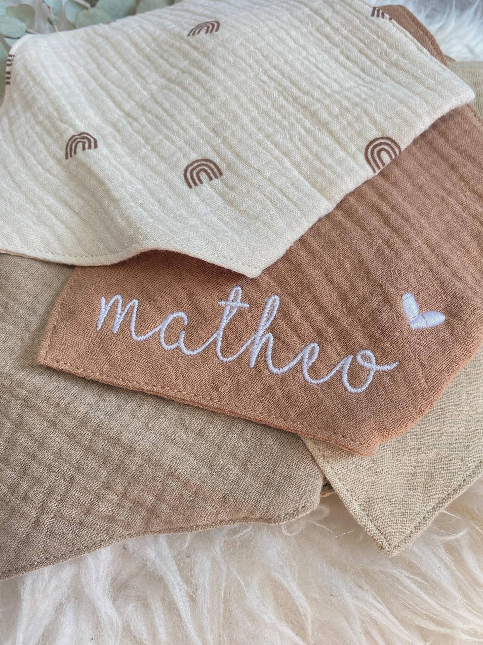 Personaliserbare Halstücher | Musselin Lätzchen Personalisiert Regenbogen Halstuch Verschiedene Farben Gestickt Bestickt Personaliserbare Halstücher | Musselin Lätzchen Personalisiert Regenbogen Halstuch Verschiedene Farben Gestickt Bestickt von Etsy - Rackertouille