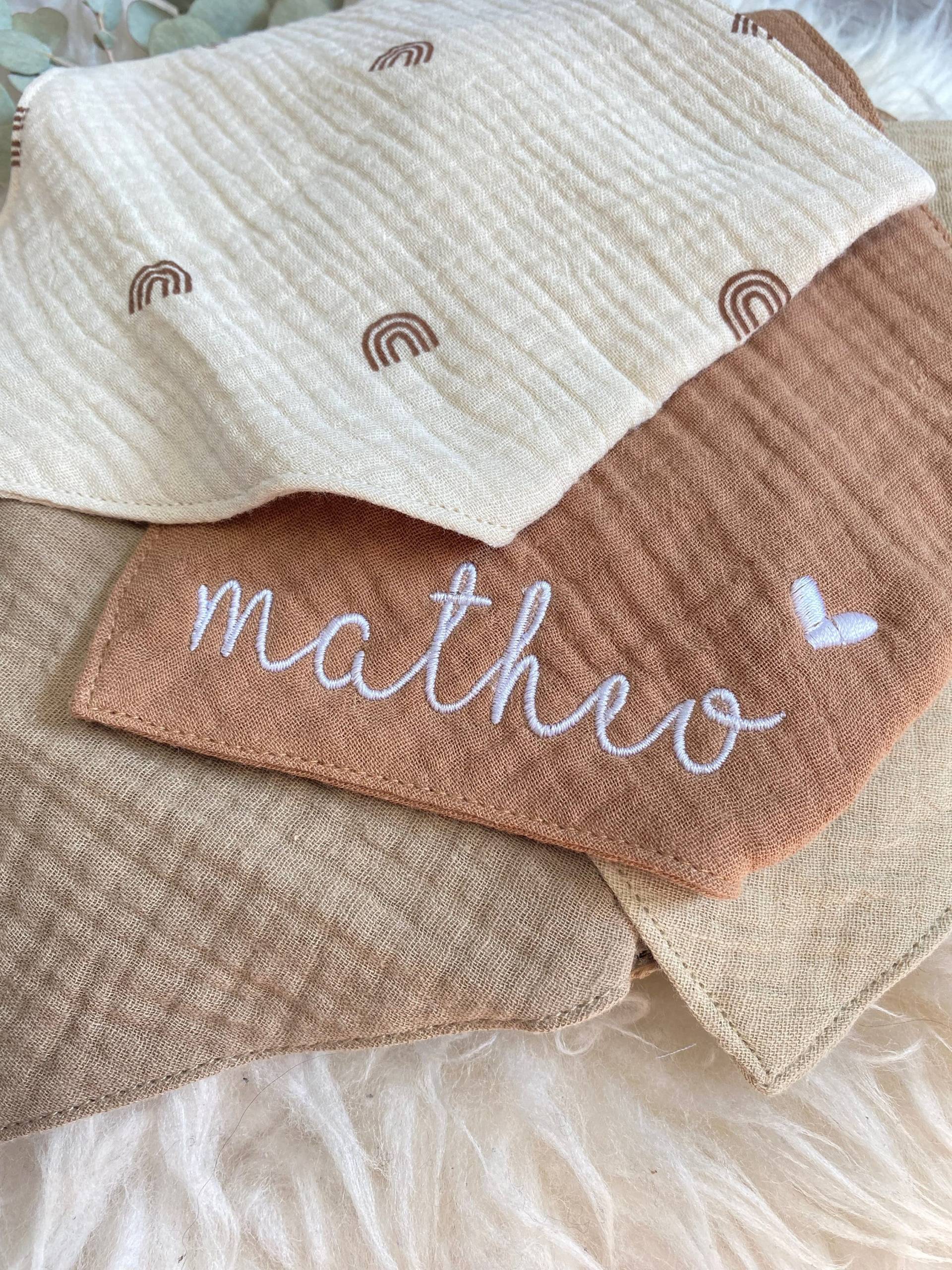 Personaliserbare Halstücher | Musselin Lätzchen Personalisiert Regenbogen Rainbow Verschiedene Farben Gestickt Bestickt Personaliserbare Halstücher | Musselin Lätzchen Personalisiert Regenbogen Rainbow Verschiedene Farben Gestickt Bestickt von Etsy - Rackertouille