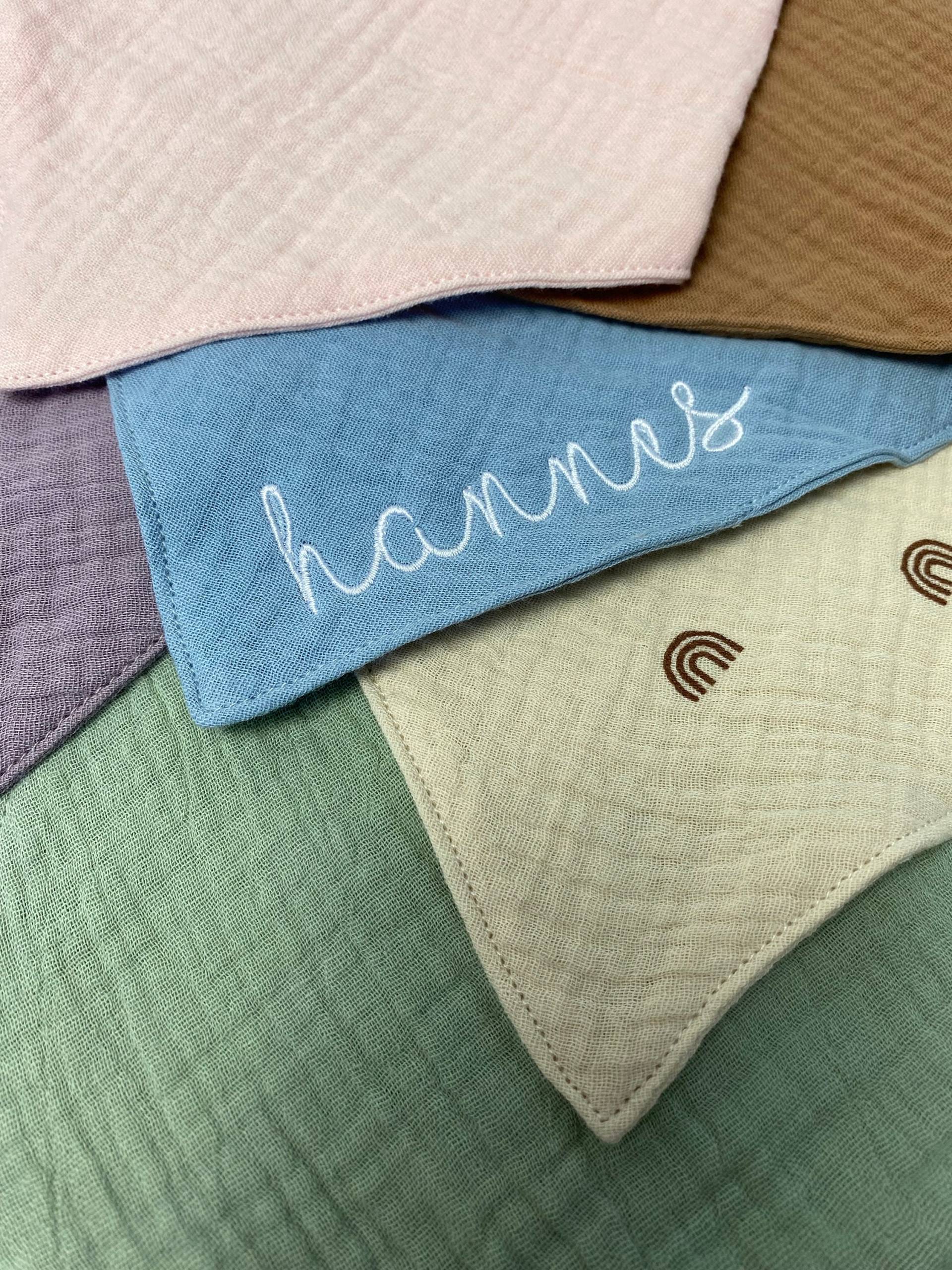Personaliserbare Halstücher | Musselin Lätzchen Personalisiert Regenbogen Rainbow Verschiedene Farben Gestickt Bestickt Personaliserbare Halstücher | Musselin Lätzchen Personalisiert Regenbogen Rainbow Verschiedene Farben Gestickt Bestickt von Etsy - Rackertouille