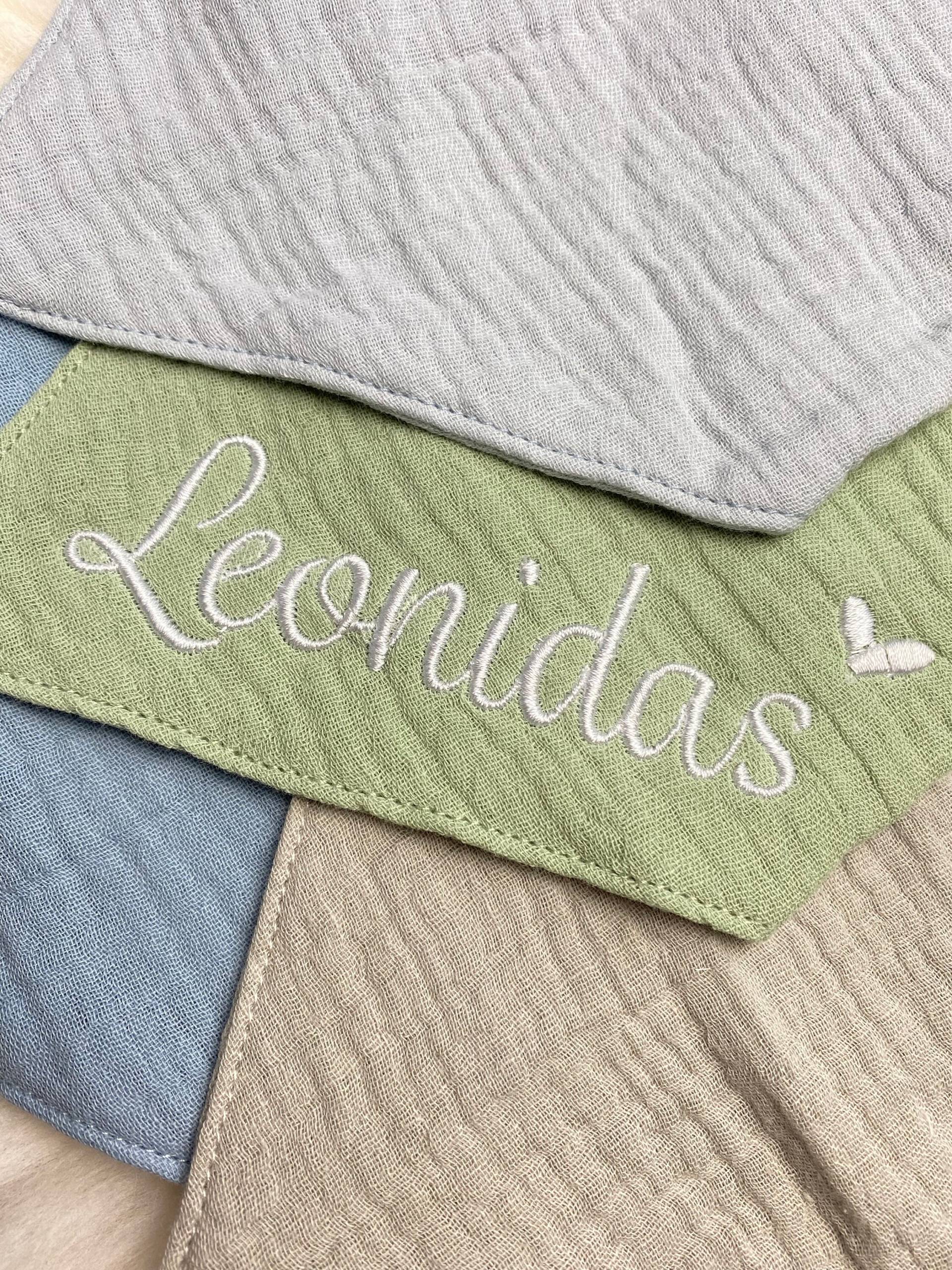 Personaliserbare Halstücher | Musselin Lätzchen Personalisiert Regenbogen Rainbow Verschiedene Farben Gestickt Bestickt Personaliserbare Halstücher | Musselin Lätzchen Personalisiert Regenbogen Rainbow Verschiedene Farben Gestickt Bestickt von Etsy - Rackertouille