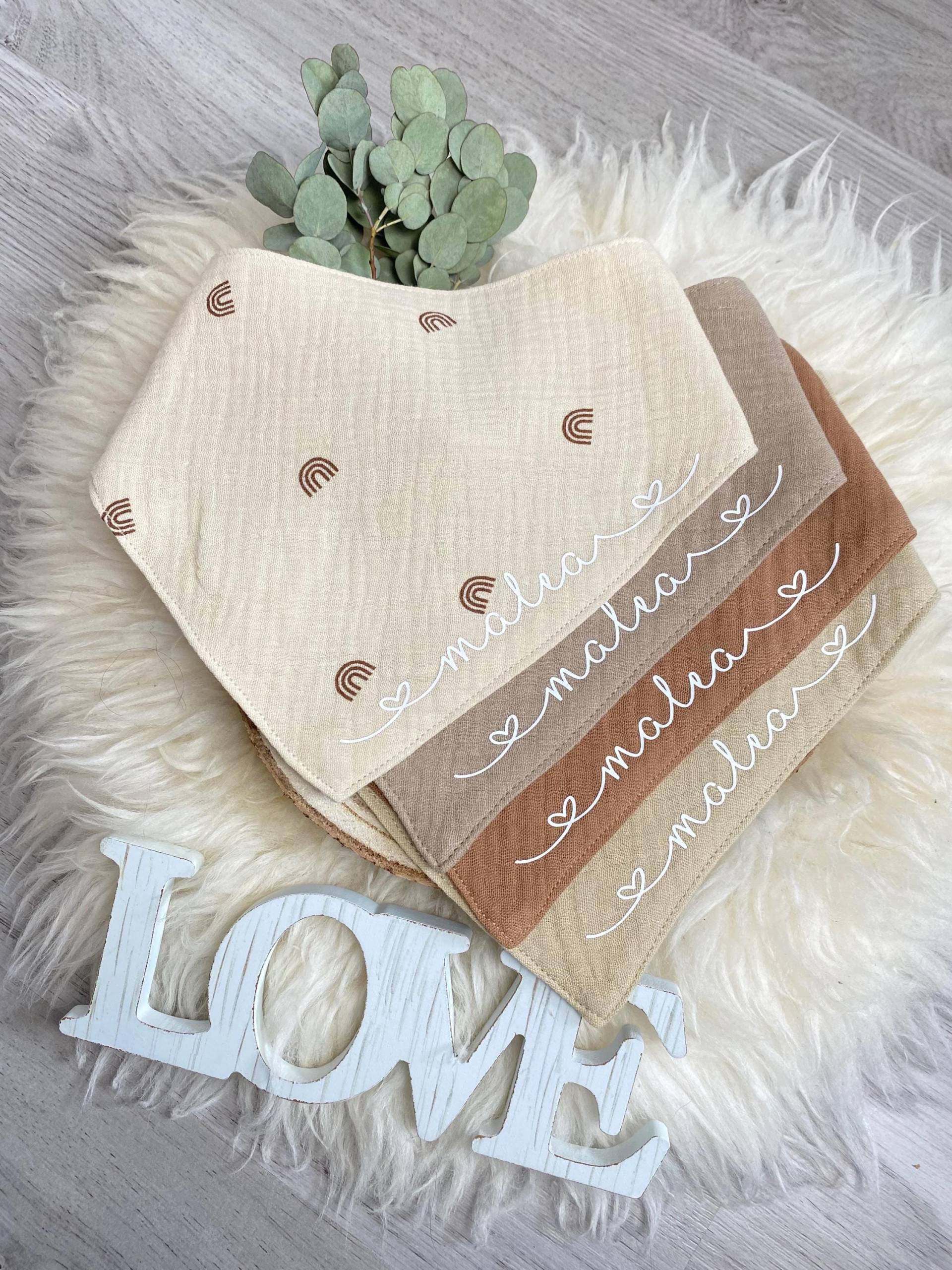 Personaliserbare Halstücher | Musselin Lätzchen Personalisiert Regenbogen Rainbow Verschiedene Farben Personaliserbare Halstücher | Musselin Lätzchen Personalisiert Regenbogen Rainbow Verschiedene Farben von Etsy - Rackertouille