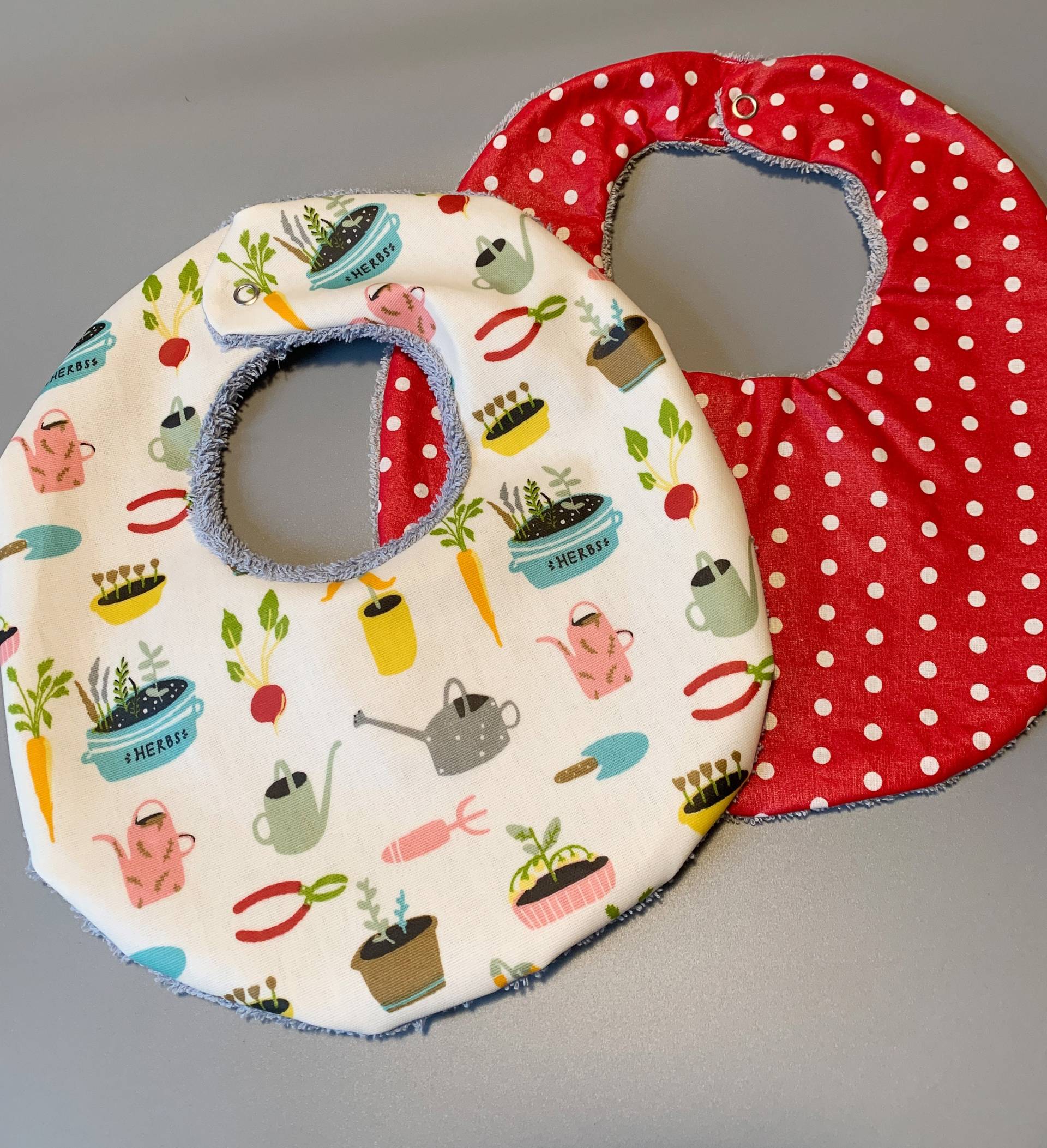 2 Lätzchen Wasserfest Abwischbar Bunt Mit Druckknopf 2 Lätzchen Wasserfest Abwischbar Bunt Mit Druckknopf von Etsy - Rafetti