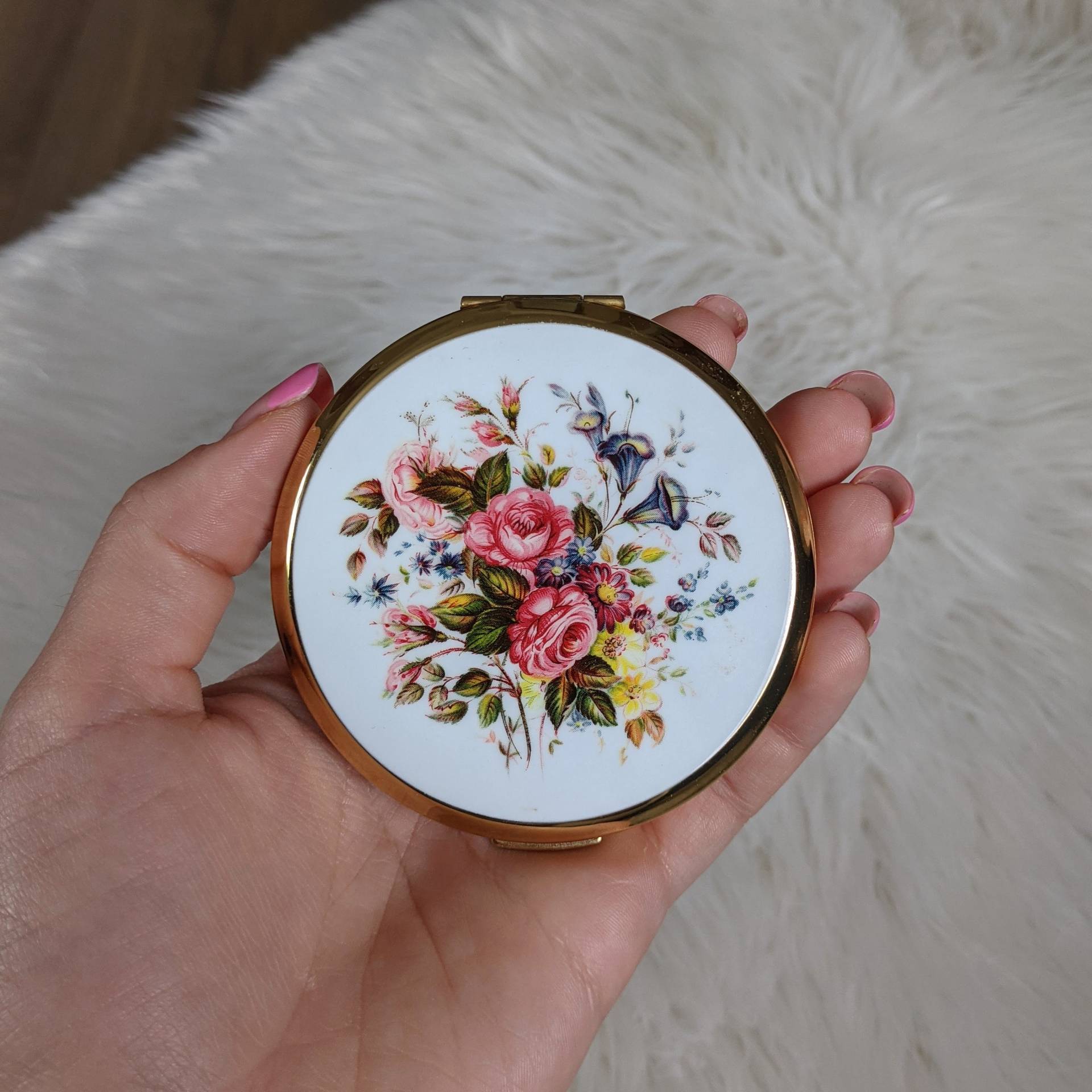 Wunderschöner Stratton Weißer Emaille Puder Kompakt, Bouquet Floral Design, 1970Er Jahre, Rosa, Gelb Und Blau Töne Wunderschöner Stratton Weißer Emaille Puder Kompakt, Bouquet Floral Design, 1970Er Jahre, Rosa, Gelb Und Blau Töne von Etsy - RagAndPop