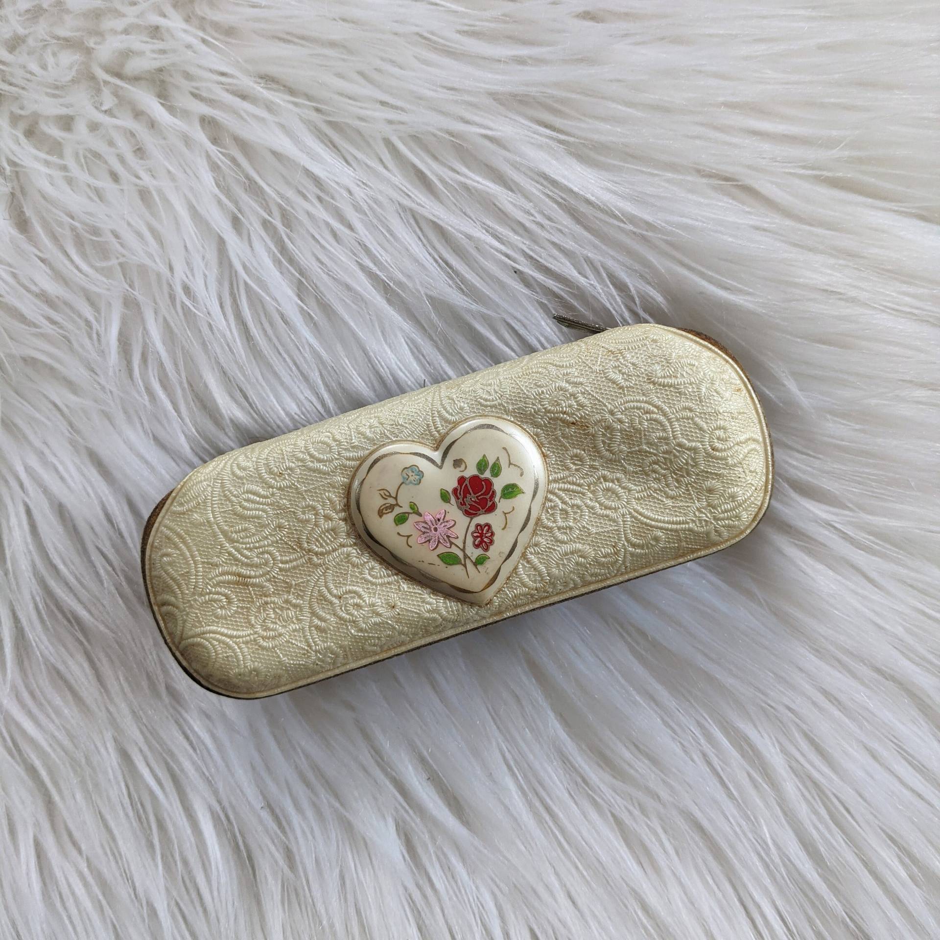 Wunderschönes Nagelpflege Set, Spitze Und Florales Design, Nagelwerkzeuge Im Koffer, Vintage 1970Er Jahre, Nadelpunkt/Petit Point Wunderschönes Nagelpflege Set, Spitze Und Florales Design, Nagelwerkzeuge Im Koffer, Vintage 1970Er Jahre, Nadelpunkt/Petit Point von Etsy - RagAndPop